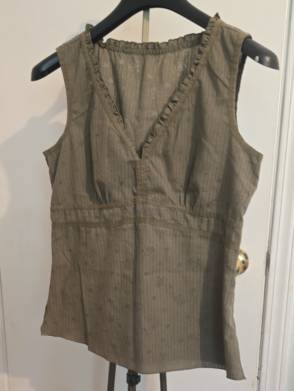 Bluenotes Olive V-Neck Ruffle Trim Sleeveless Camisole 20 Ptp 17 Waist